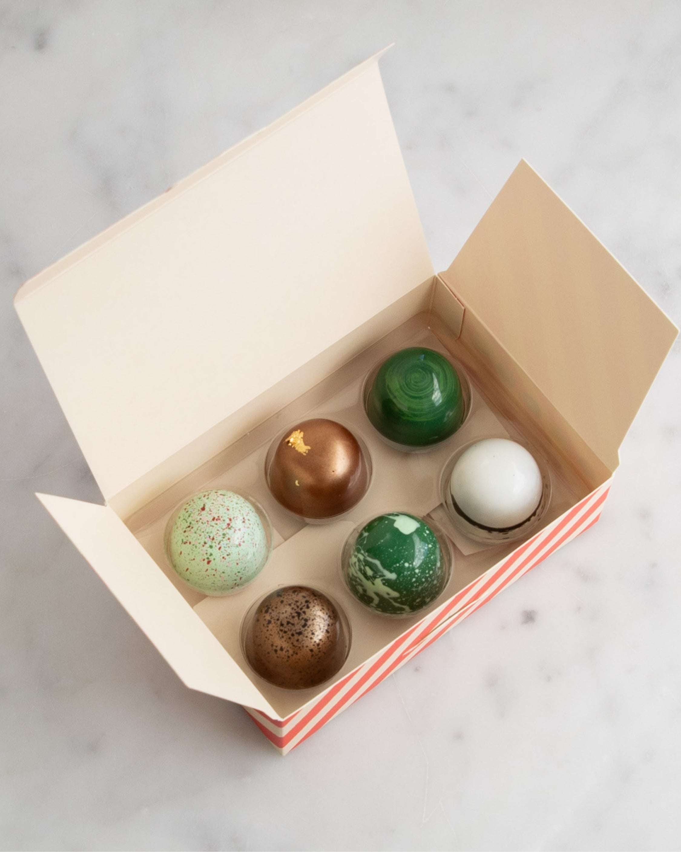 Smashable Chocolate Bauble & 6pc Christmas Bonbon Duo